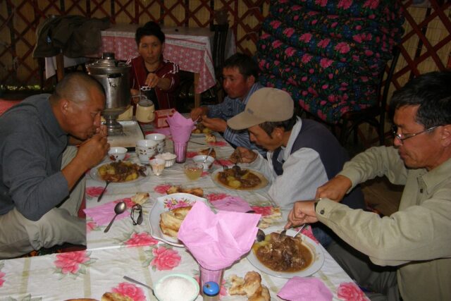 Kyrgyz Tea and Bread Customs: What Guests Should Know
